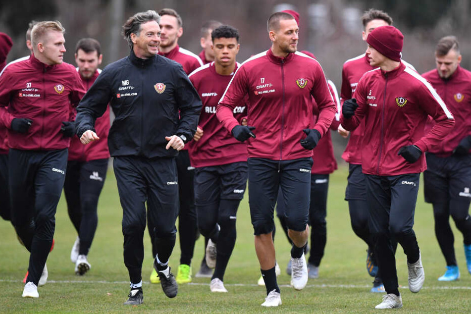 Dem kalten Winter in Dresden wollen die Dynamo-Spieler entfliehen und so den Grundstein für den Klassenerhalt legen.