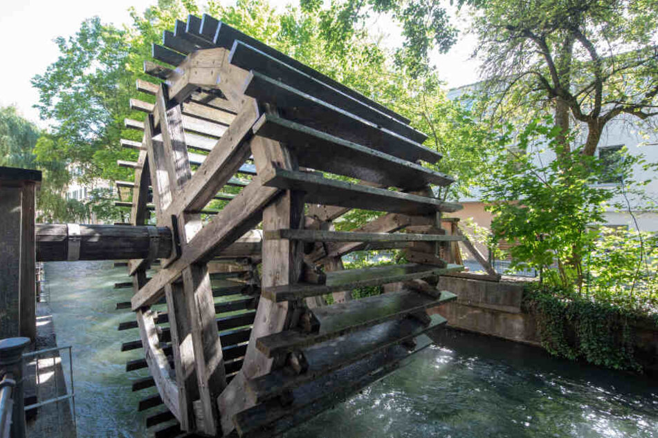 Am Schwalllech dreht sich ein Wasserrad.