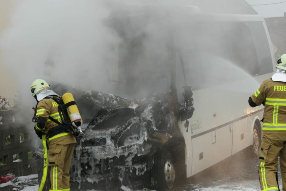 Während der Fahrt hat dieser Linienbus in Gornewitz (Landkreis Leipzig) Feuer gefangen.