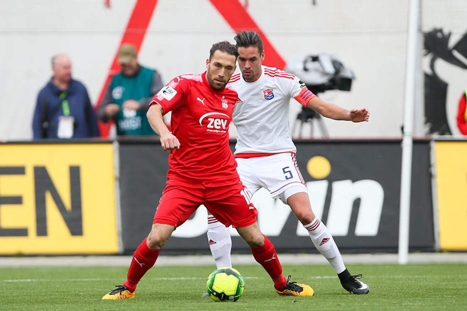 Aykut Öztürk lässt den Unterhachinger Josef Weltmüller nicht an den Ball.