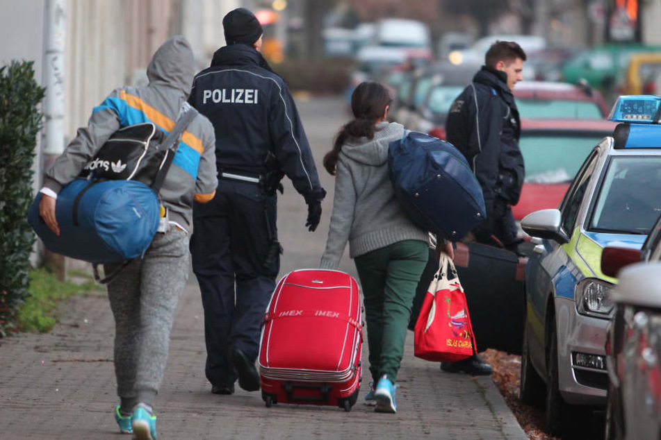 Asylsuchende auf dem Weg in ihre Heimat. In Baden-Würrtemberg sind rund 3200 Menschen abgeschoben worden. (Symbolbild)