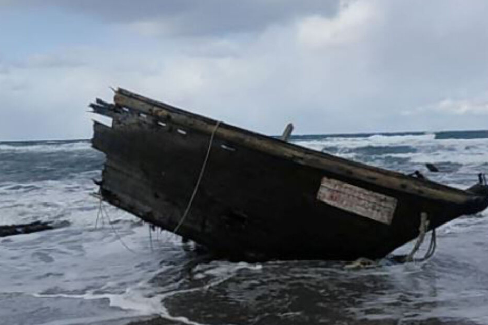 Immer wieder werden Boote an der japanischen Küste angespült.
