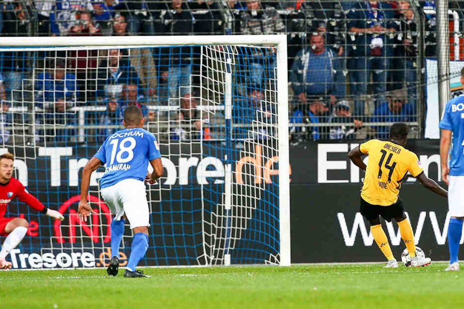Die entscheidende Szene des Hinspiels in Bochum: Moussa Koné (Nr. 14) trifft in der 39. Minute per Handelfmeter gegen VfL-Keeper Manuel Riemann zum 1:0-Siegtor für Dynamo. Heute fehlt der Senegalese aber verletzungsbedingt.