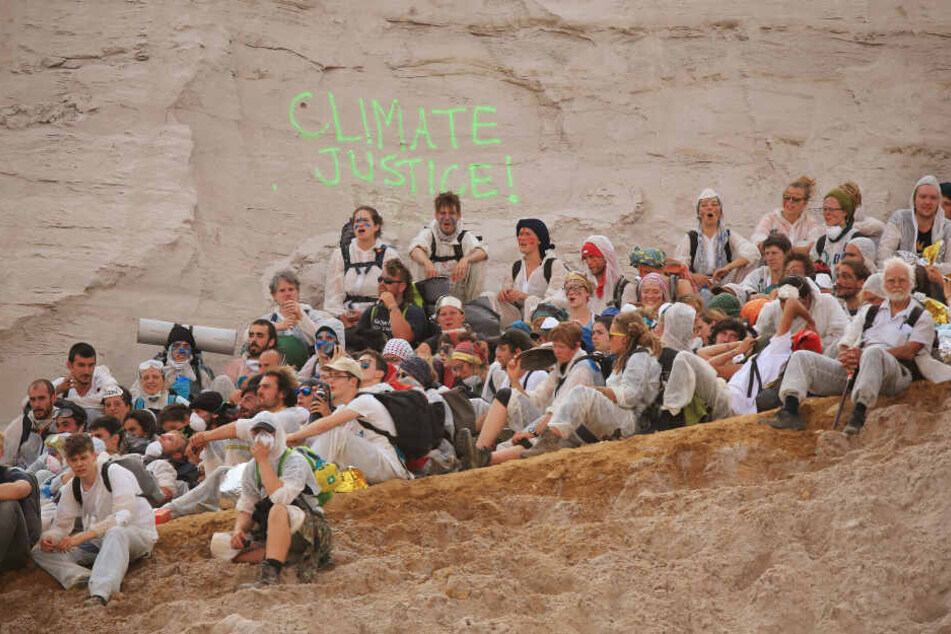Aktivisten besetzten am Wochenende den Tagebau Garzweiler.