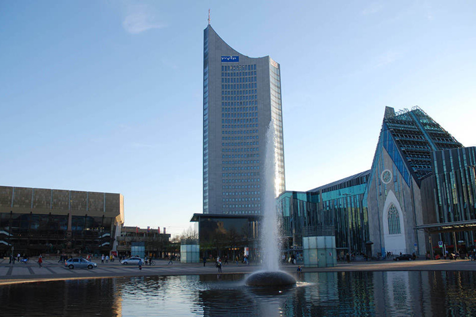 Der "Uni-Riese", wie das MDR-Gebäude von den Leipzigern genannt wird, und das Gewandhaus (links im Bild) sind beliebte Ziele von Touristen.