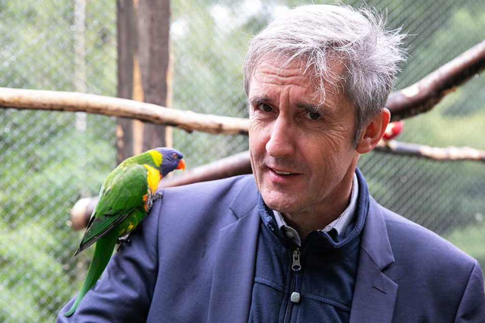 Auch OB-Kandidat Frank Richter (58) ist dabei: Er überreichte einen Futterscheck über 1000 Euro und übernahm die Patenschaft für Gebirgslori "Susi" (l.).