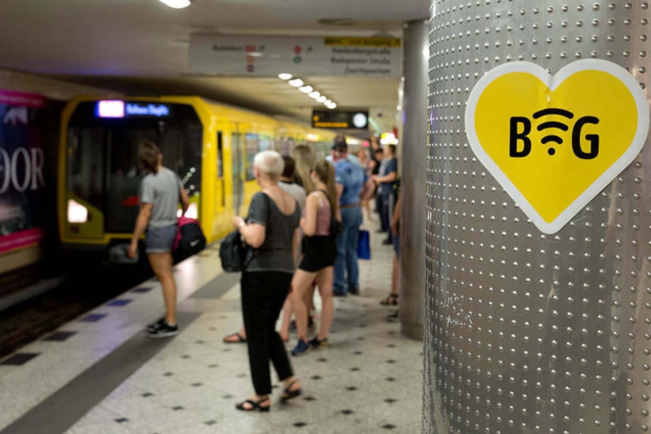 Fast überall in Berlin: Ein Piktogramm weist auf ein freies WLAN im U-Bahnhof Zoologischer Garten in Berlin hin.