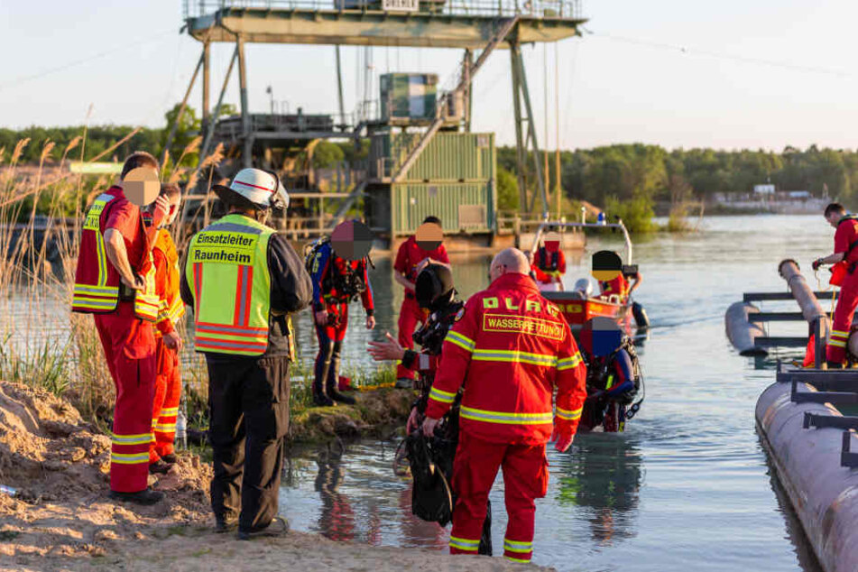 Der junge Mann sprang von einer Anlage des Kieswerkes zirka vier Meter tief ins Wasser - dann verschwand er in den Fluten.