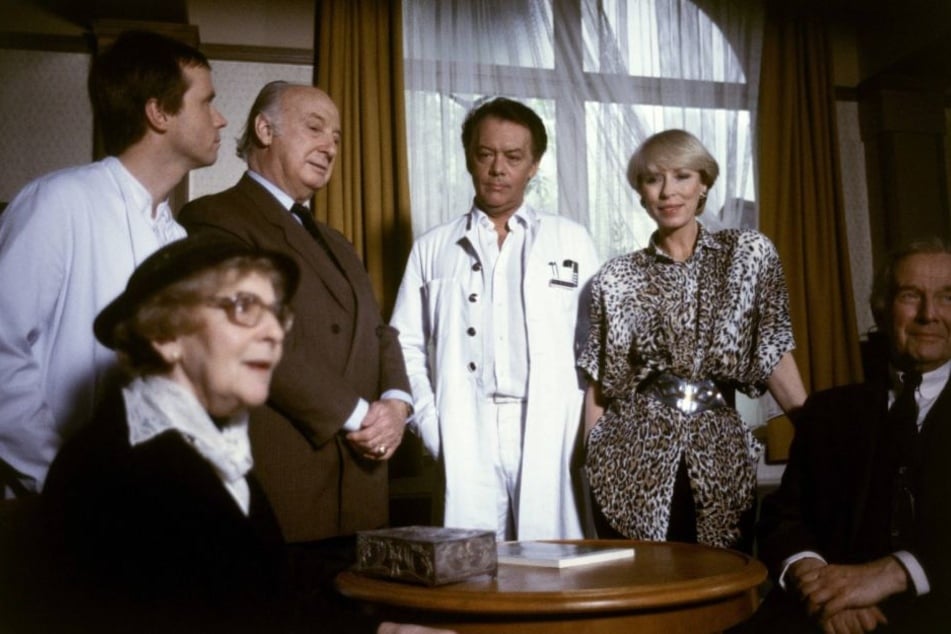 Karin Eckhold (r) am Set der "Schwarzwaldklinik".