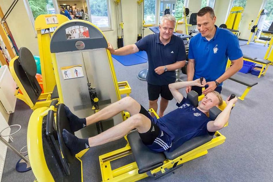 Tom Scheffel schuftet in der Reha, Sporttherapeut Sebastian Grihm (r.) und CFC-Sportdirektor Stephan Beutel schauen zu.