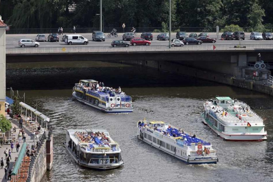 Die Mühlendammbrücke quert in Berlin-Mitte die Spree und ist eine der Hauptverkehrsachsen.