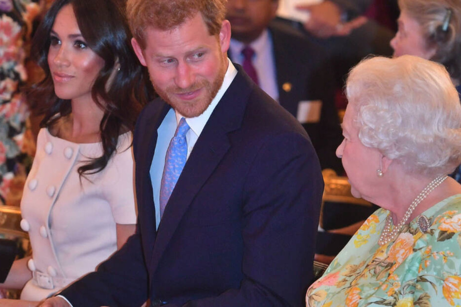 Prinz Harry (M.) und seine Ehefrau, Herzogin Meghan, feiern Weihnachten dieses Jahr nicht mit der Queen.