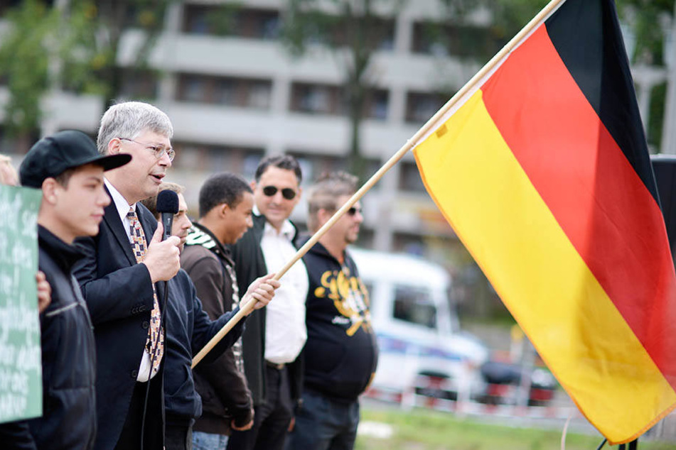 Der Bundesvorsitzende von Pro Deutschland, Manfred Rouhs, (Mitte) bei einer Kundgebung der Partei.