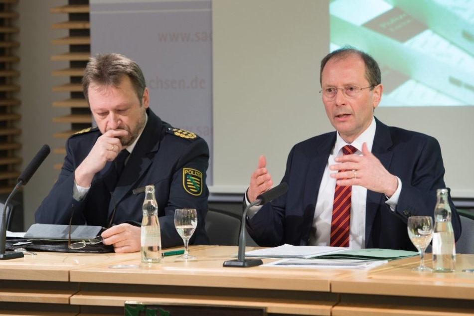 Sachsens Landespolizeipräsident Jürgen Georgi (li.) saß neben Minister Ulbig.