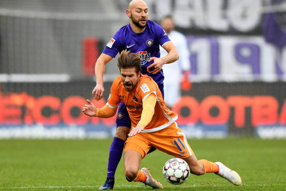 Philipp Riese (h.) bekämpft in dieser Szene Darmstadts Tobias Kempe. Der Auer ist durch seine Hartnäckigkeit im Zweikampf und seine Laufstärke nicht mehr wegzudenken.