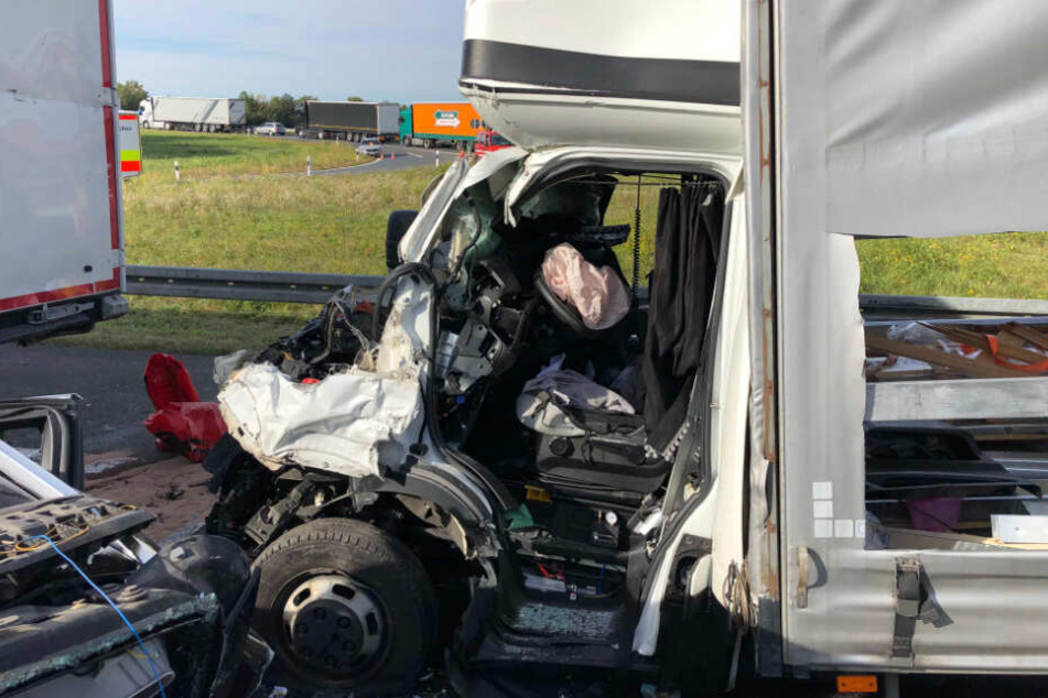 Den Fahrer des 7,5-Tonners musste die Feuerwehr mit technischem Gerät befreien.