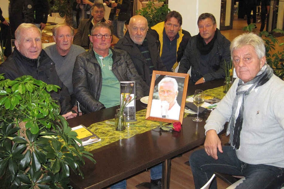 Klaus Sammer (73), Gerd Heidler (68), Frank Richter (64), "Hansi" Kreische (69), Andreas Trautmann (57), "Dixie" Dörner (65) und Rainer Sachse (66,v.l.) gedenken ihrem ehemaligen Mitspieler.