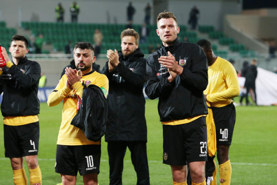 Florian Ballas (rechts) und die anderen Dynamos applaudieren den 2000 mitgereisten Fans.