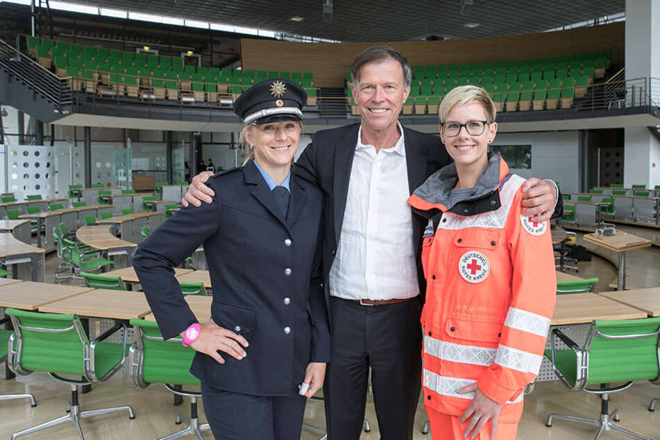 Landtagspräsident Matthias Rößler (62) mit DRK-Sprecherin Ulrike Peter (37) und Oberkommissarin Ulrike Burkert (38).