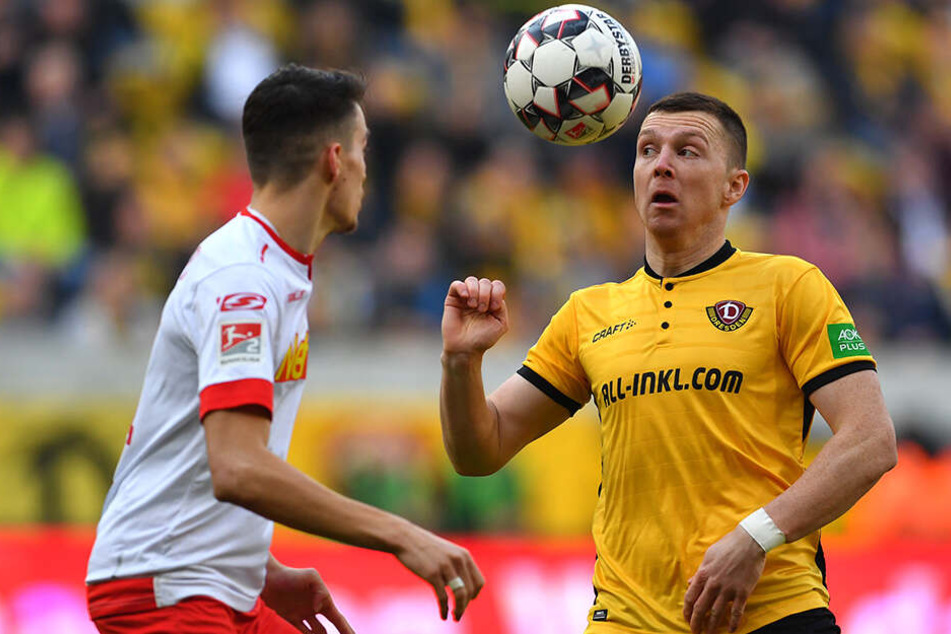 Haris Duljevic mit dem Heimtrikot der Spielzeit 2018/19. Charakterisch die Knöpfe.