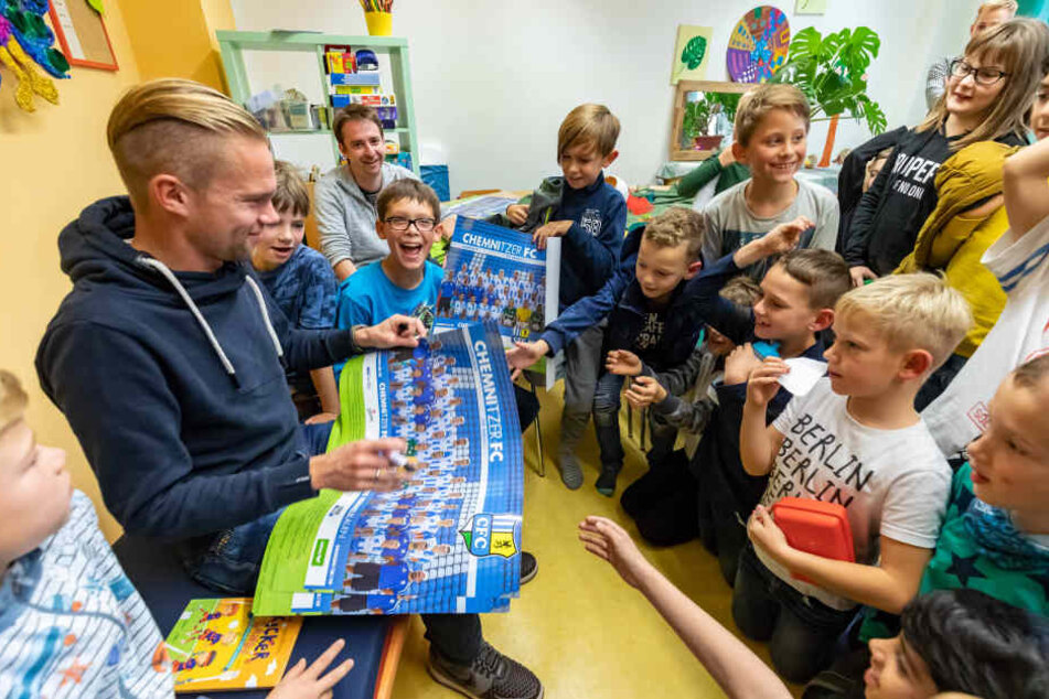 Der CFC-Spieler Dennis Grote (32) las am Donnerstag Kids aus dem Buch "Die Kickerbande" vor.