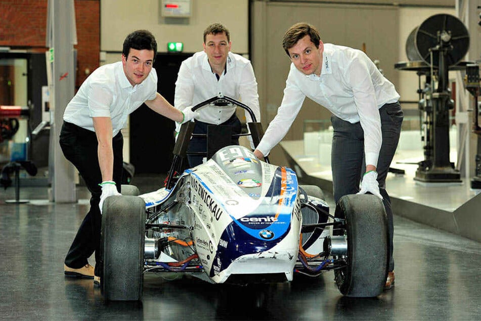 Maximilian Pöhlmann (25), Thomas Ganzer (33) und Projektleiter Manuel Seifert
(21) schieben den Rennwagen in die Ausstellung.