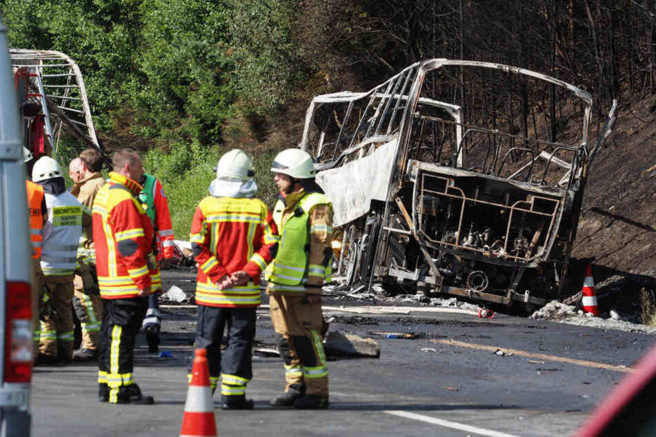 Nach ersten Informationen soll der Reisebus nach einem Zusammenstoß mit einem Lastwagen in Brand geraten sein.