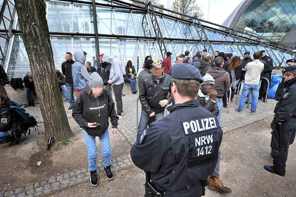 Die Polizei führt routinemäßig Großkontrollen (hier: April 2016) Großkontrollen an der Tüte durch.
