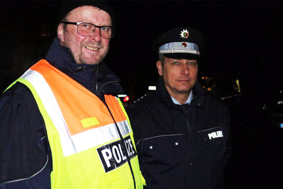 Der Leiter des Verkehrsdienstes Michael Steffen (links) und Polizeisprecher Steven Haydon gingen mit ihren Kollegen auf Verbrecher-Jagd im Kreis Herford.