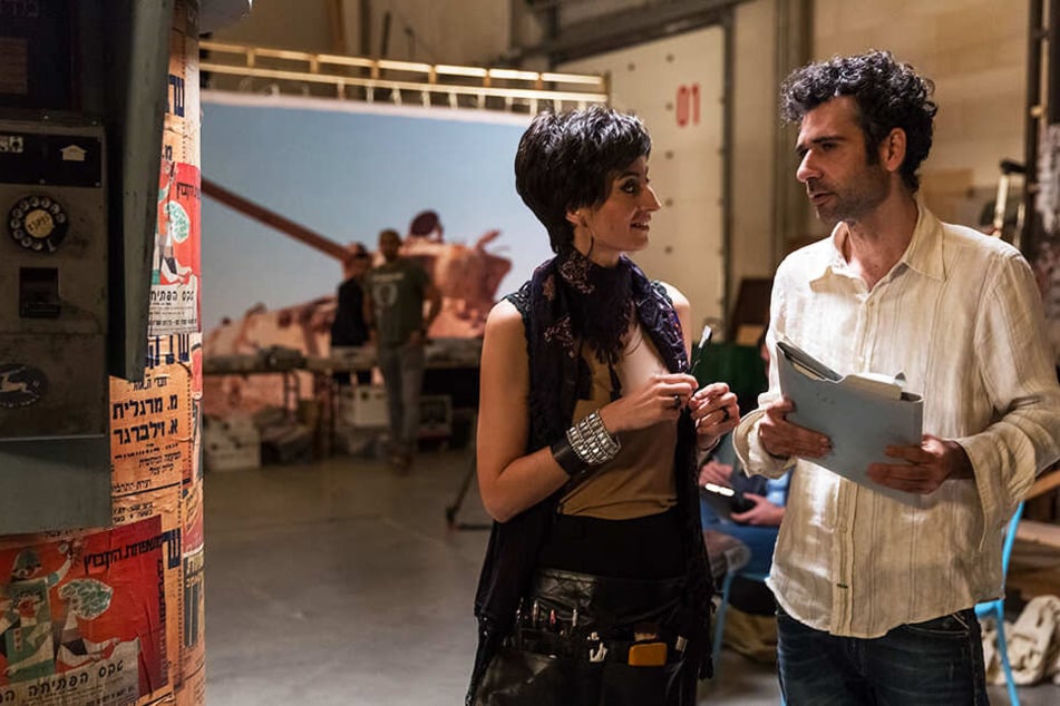 Maisa (l., Laetitia Eido) will ebenfalls eine Rolle von Salam Abbass (Kais Nashif) in der Soap-Opera.