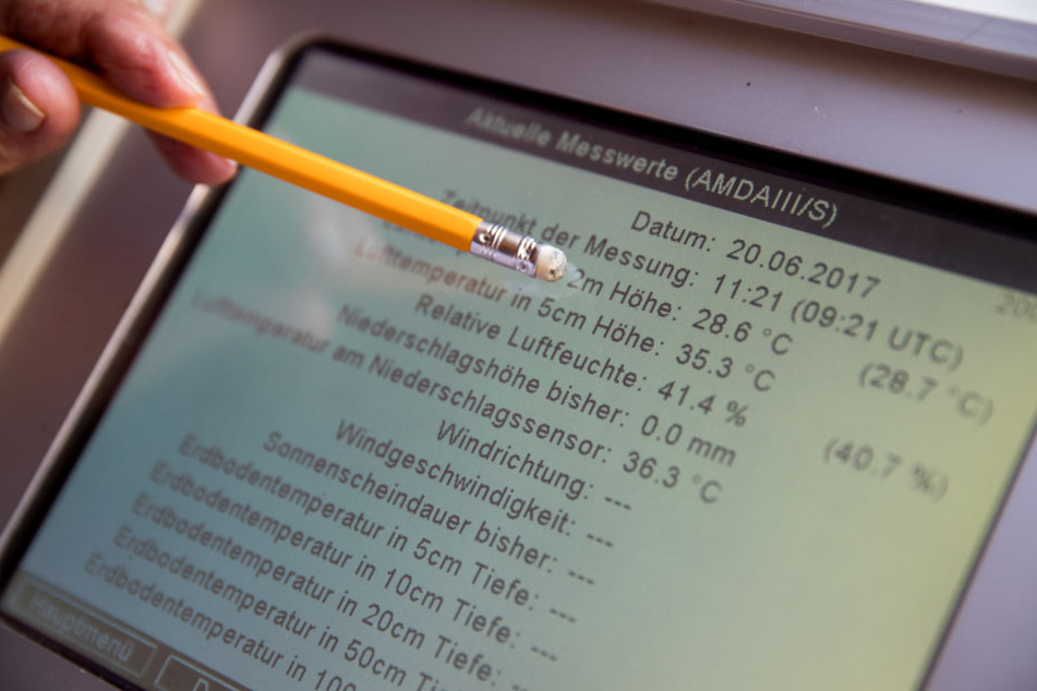 Magdalena Michelsen wertet in ihrem Haus die Daten einer Messstation des Deutschen Wetterdienstes (DWD) aus, welche sich auf ihrem Grundstück befindet.