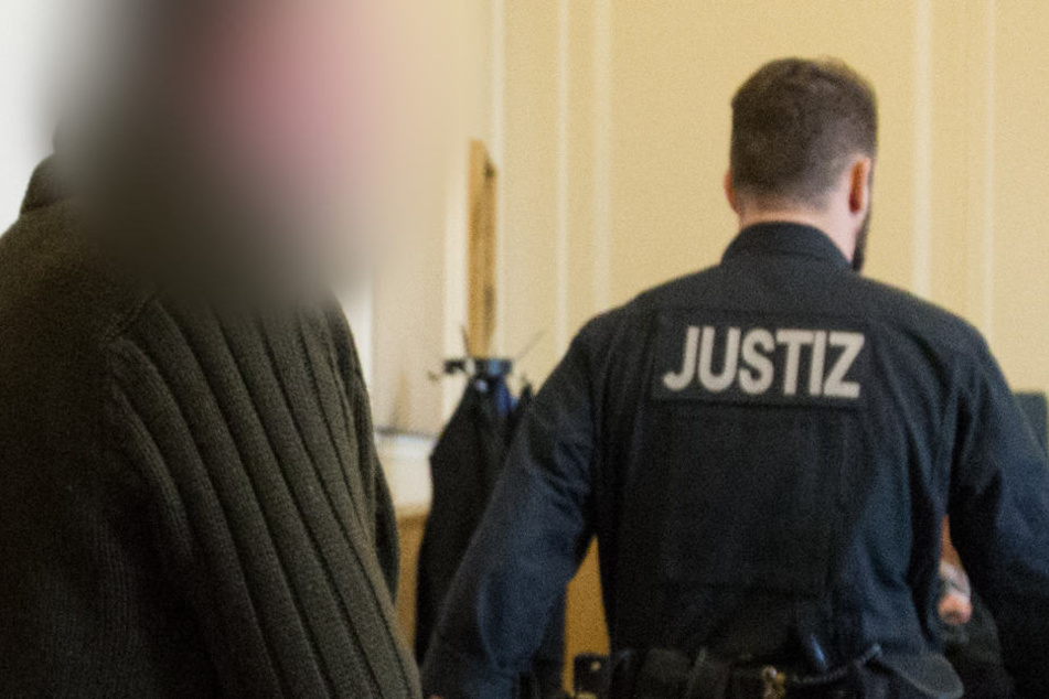 Statt einer Strafe wegen Totschlag erhielt der Angeklagte eine Bewährungsstrafe aufgrund schwerer Körperverletzung (Symbolbild).