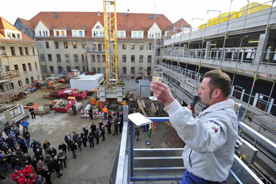 Maurer Ralf Leonhardt (46) stieß beim Richtspruch auf den Polizei-Neubau an.
