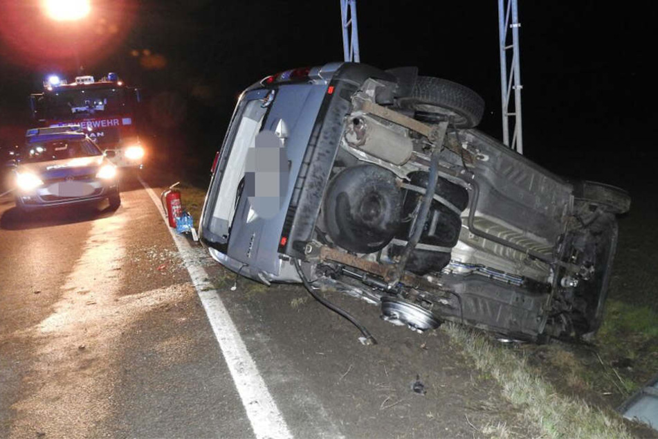 Die Beifahrerin des Kleintransporters wurde bei dem Unfall schwer verletzt.