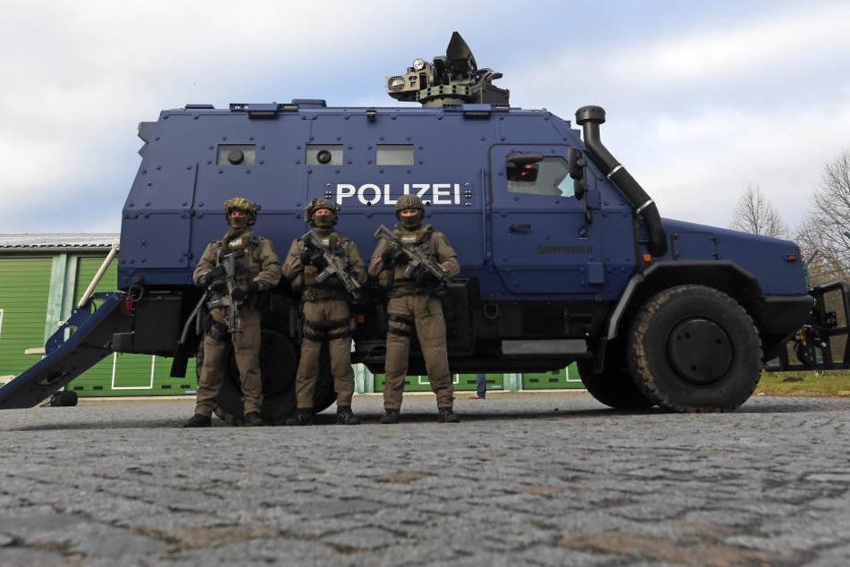 Bewaffnete Polizisten des SEK präsentierten am Freitag den ersten Sachsen-Panzer "Survivor R".