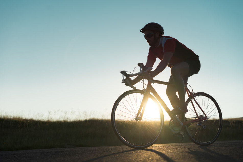 Der Kölner (56) starb nach der Kollision mit dem Trekkingbike. (Symbolbild)