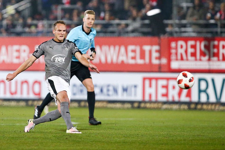 Julius Reinhardt hat abgezogen, einen Augenblick später schlägt das Geschoss des Zwickauers zur 1:0-Führung für den FSV im Kasten der Würzburger Kickers ein. Am Ende siegten die Westsachsen mit 2:0.