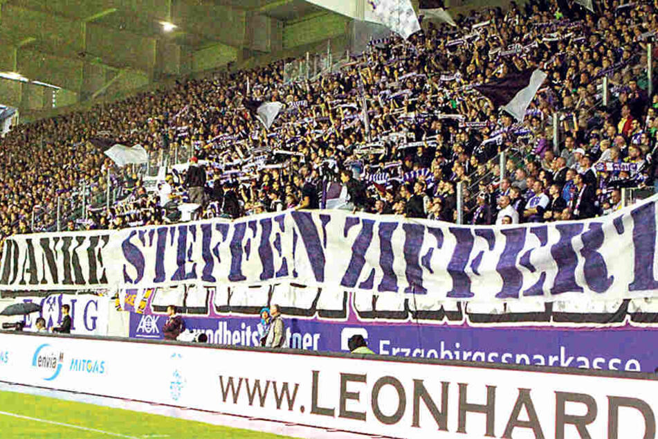 Dieses Plakat rollten die Fans nach dem Abpfiff der Sandhausen-Partie aus. Sie wollen wissen, warum der Sportchef degradiert wurde.