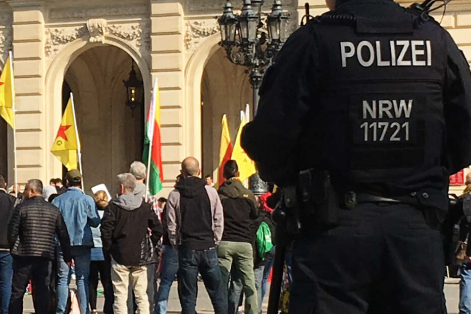 Ein Teil der Kurden versammelte sich ab 10 Uhr auf dem Opernplatz in Frankfurt.