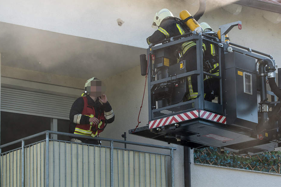 Fünf Bewohner eines Mehrfamilienhauses in Kitzscher mussten von der Feuerwehr über den Balkon evakuiert werden.