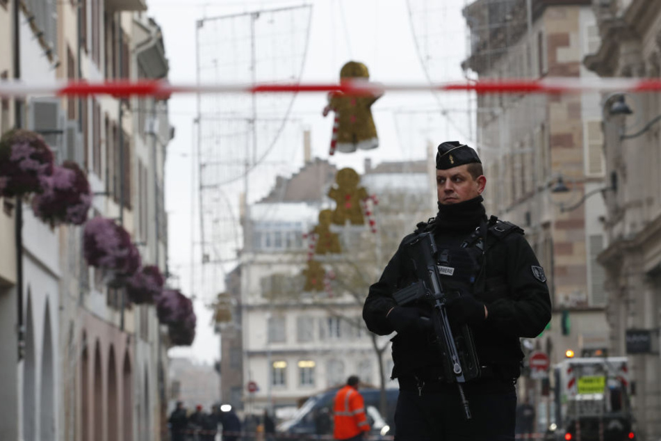 Ein Polizist geht nach einem Angriff in der Gegend des Straßburger Weihnachtsmarkts durch die Innenstadt.