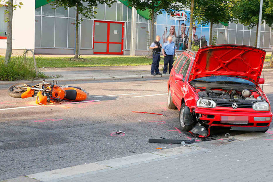 Als der VW abbiegen wollte, krachten die beiden Fahrzeuge zusammen.