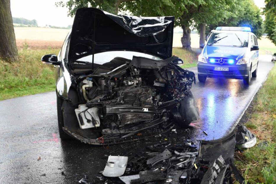 Schwerer Unfall: Fahrer kracht mit VW frontal in entgegenkommendes Auto