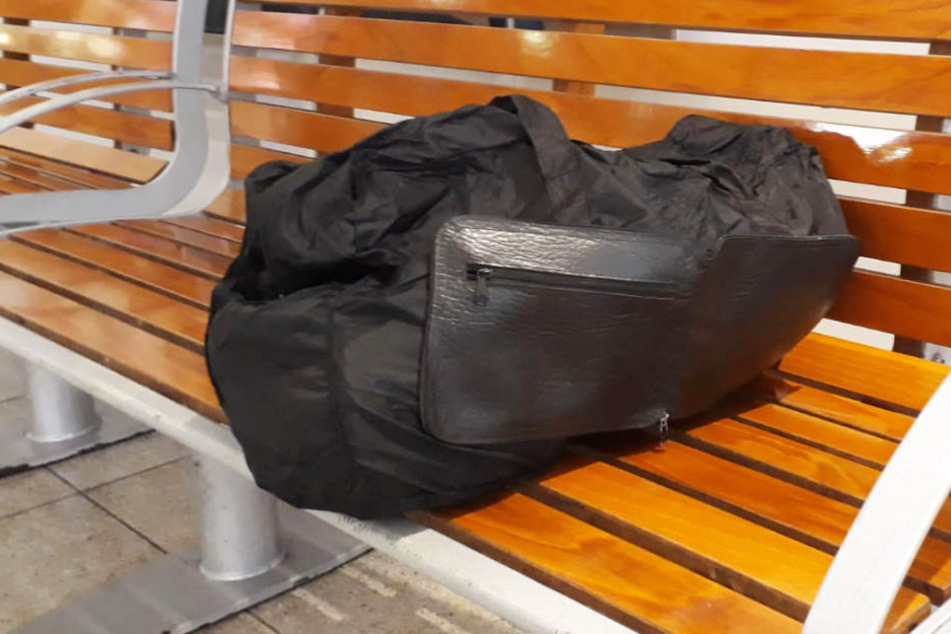 Bei der Untersuchung stellte sich heraus: Die Tasche war prall gefüllt mit Backwaren.