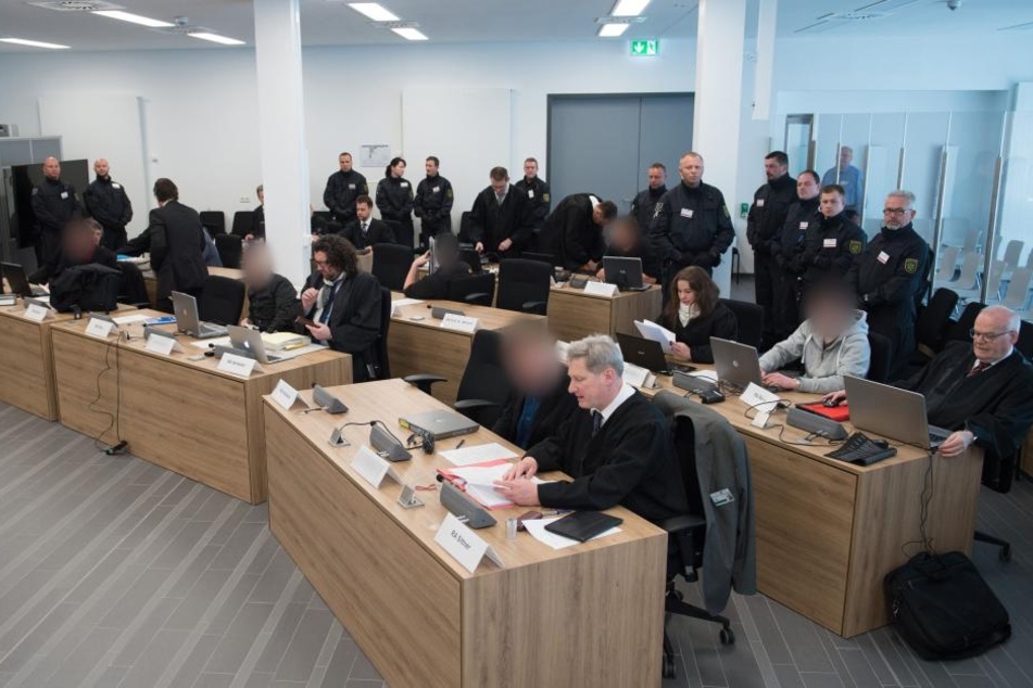 Den acht Beschuldigten werden insgesamt fünf Anschläge in Freital und Dresden zur Last gelegt.