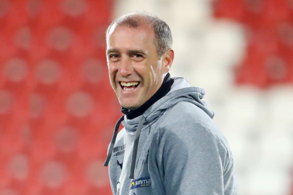 FSV-Coach Joe Enochs nimmt zwei Probespieler mit ins Camp nach Side.