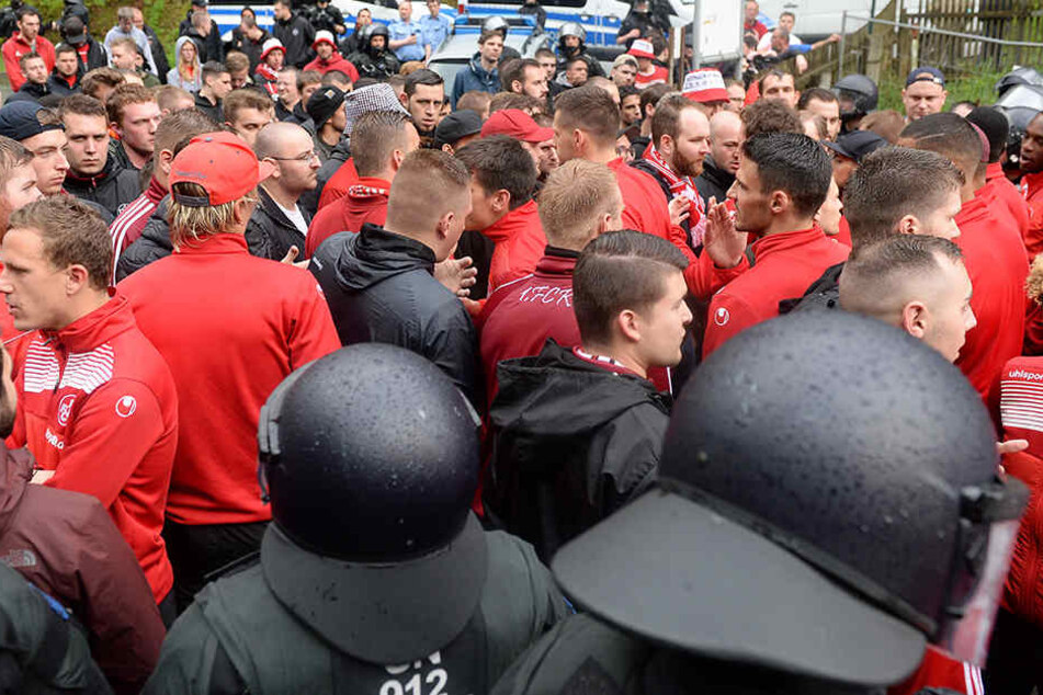 Kaiserslauterns Fans blockieren nach dem Spiel die Ausfahrt aus dem Stadion und stellen die Spieler ihrer Mannschaft zur Rede.