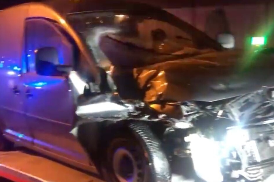 Dem Wagen ist anzusehen, mit welcher Wucht der Promi auf den Laster knallte.