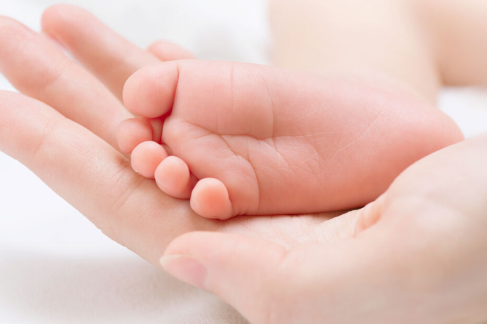 Das Baby war nackt und stark unterkühlt. (Symbolbild)