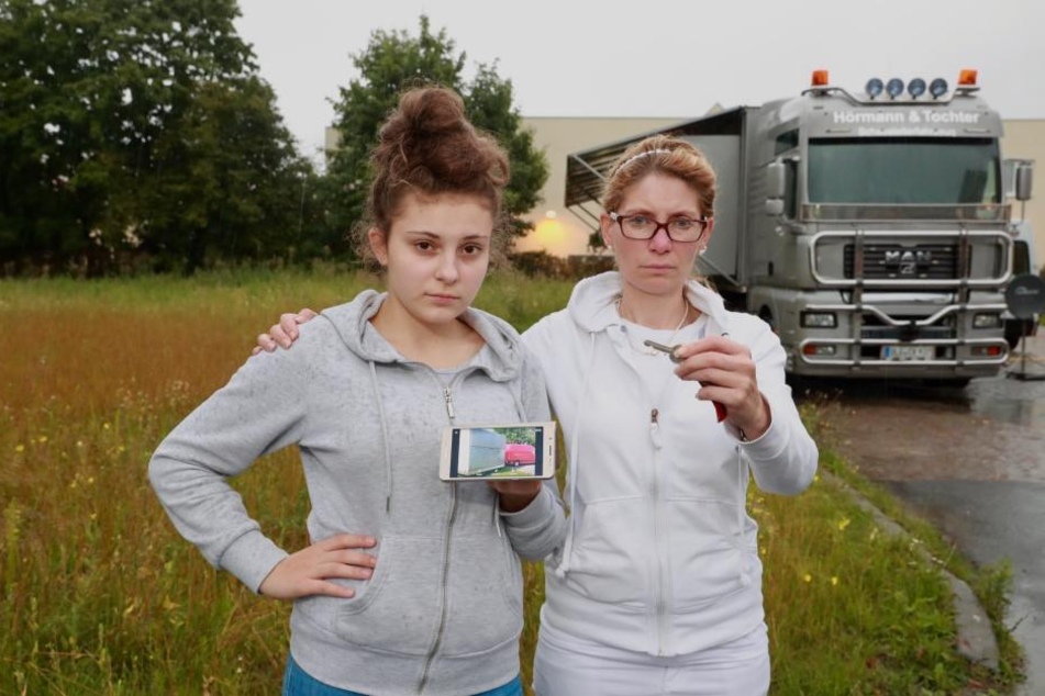 Ein Foto und der Schlüssel - mehr blieb Jeanette (15,l.) und Mutter Jasmin
Hörmann (41) nicht von ihrem Wagen.